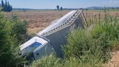 Manavgat ilçesinde sulama kanalına uçan kamyonetteki 2 kişi yaralandı. Kaza,