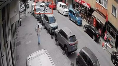 Sultangazi ilçesinde bir kurye, yolun karşısına geçmeye çalışırken hafif ticari