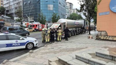 İstanbul’un Sultangazi ilçesinde bir akaryakıt tankeri, arka kısmından çıkan basınçlı