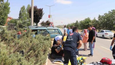 Karaman’da meydana gelen trafik kazasında, bir otomobilin direksiyon hakimiyetinin kaybolması