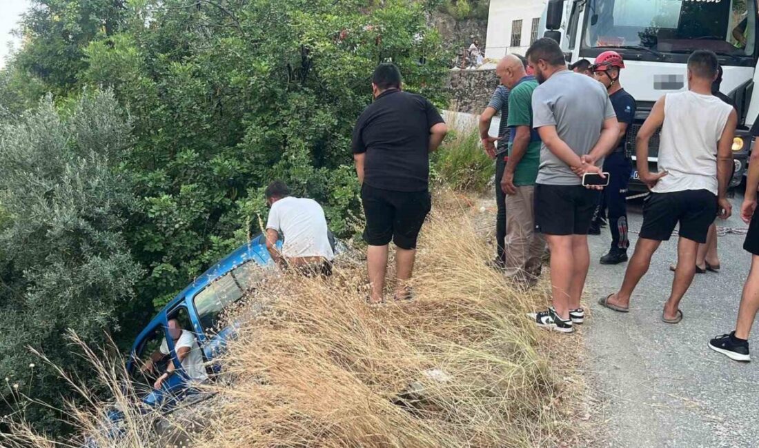 Alanya ilçesinde meydana gelen bir kaza sonucunda bir araç şarampolde