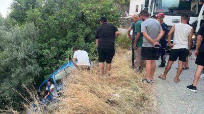 Alanya ilçesinde meydana gelen bir kaza sonucunda bir araç şarampolde