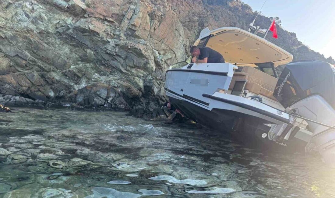 Marmaris ilçesinde meydana gelen bir olayda, denizde sürüklenen 10 metrelik