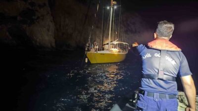 Kuşadası ilçesine bağlı Aydın’da, makine arızası nedeniyle sürüklenen bir teknedeki