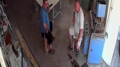 Adana’da, kask takan bir saldırgan, PVC ustasını taburede otururken silahla