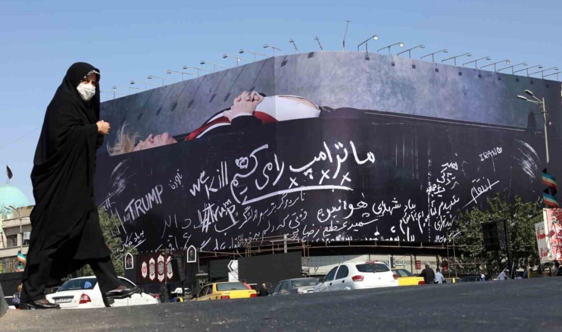 Tahran’ın merkezi İnkılap Meydanı’nda, ABD Başkanı Donald Trump’ın tabutta resmedilmiş