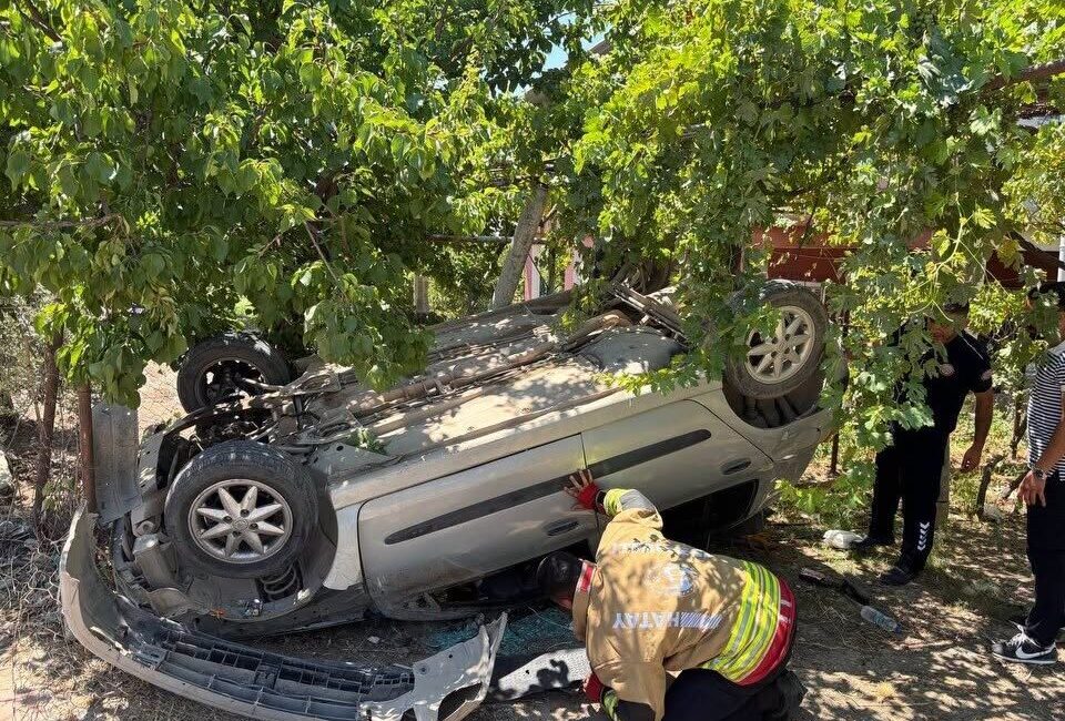 Hatay’ın Kırıkhan ilçesine bağlı Kurtlusoğuksu Mahallesi’nde meydana gelen trafik kazasında,