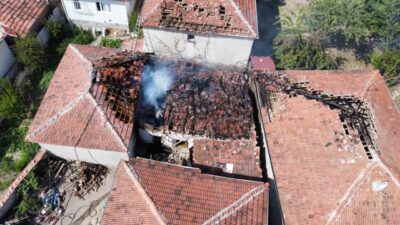 Alaca ilçesindeki bir evde meydana gelen yangın, çevrede bulunan 3