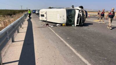 Hatay’da, Reyhanlı – Kırıkhan yolunda tarım işçilerini taşıyan bir minibüsün