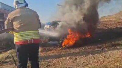 Hatay’ın Hassa ilçesinde tarla sürümü sırasında alev alan bir traktör,