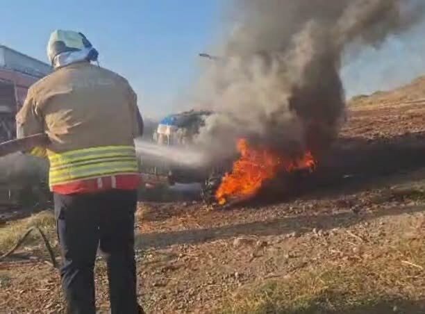 Hatay’ın Hassa ilçesinde tarla sürümü sırasında alev alan bir traktör,