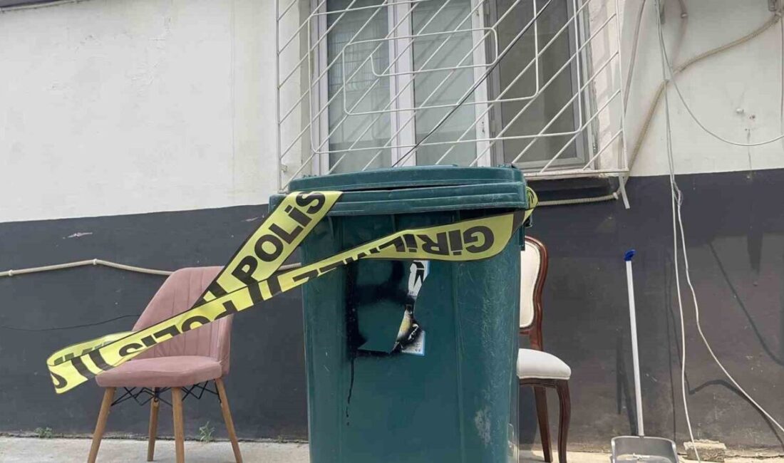 Adana’da, yabancı uyruklu D.G. (43), eşi K.C.’yi (38) apartman girişinde