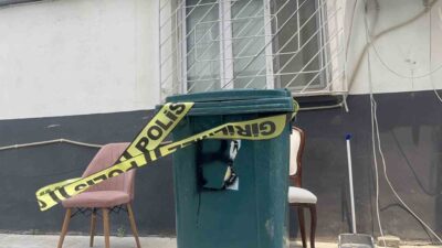 Adana’da, yabancı uyruklu D.G. (43), eşi K.C.’yi (38) apartman girişinde