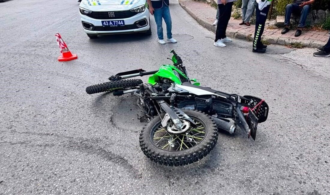 Tavşanlı ilçesinde otomobil ile motosikletin çarpışması sonucu meydana gelen trafik