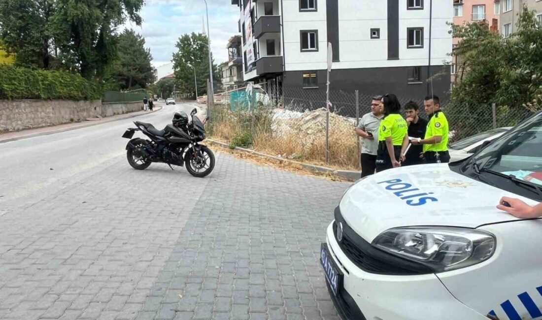 Tavşanlı ilçesinde meydana gelen trafik kazasında otomobil ile motosiklet çarpıştı