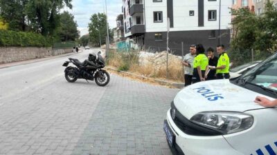 Tavşanlı ilçesinde meydana gelen trafik kazasında otomobil ile motosiklet çarpıştı