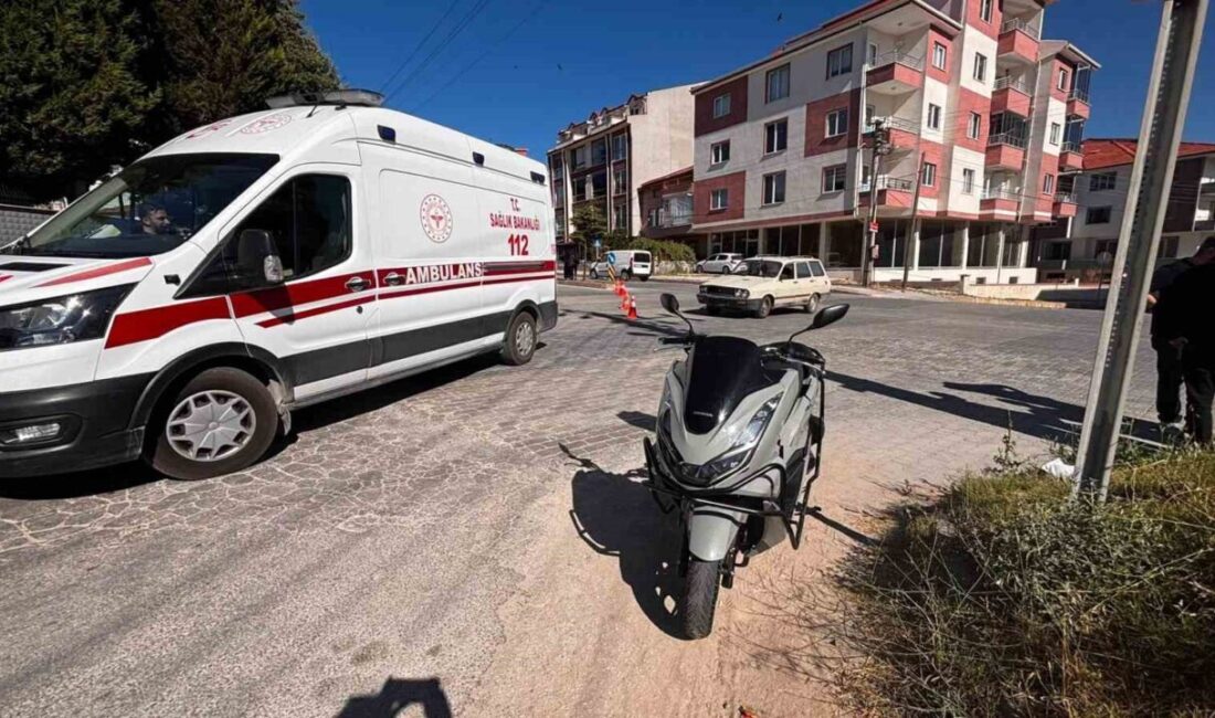 Tavşanlı ilçesinde meydana gelen trafik kazasında otomobil ile motosiklet çarpıştı