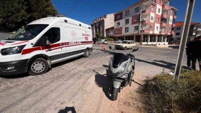 Tavşanlı ilçesinde meydana gelen trafik kazasında otomobil ile motosiklet çarpıştı