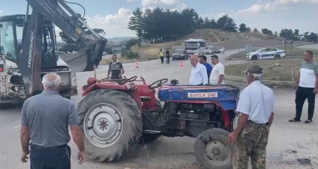 Tavşanlı ilçesinde otomobil ile traktörün çarpışması sonucu meydana gelen trafik
