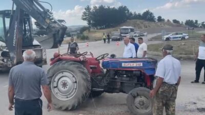 Tavşanlı ilçesinde otomobil ile traktörün çarpışması sonucu meydana gelen trafik