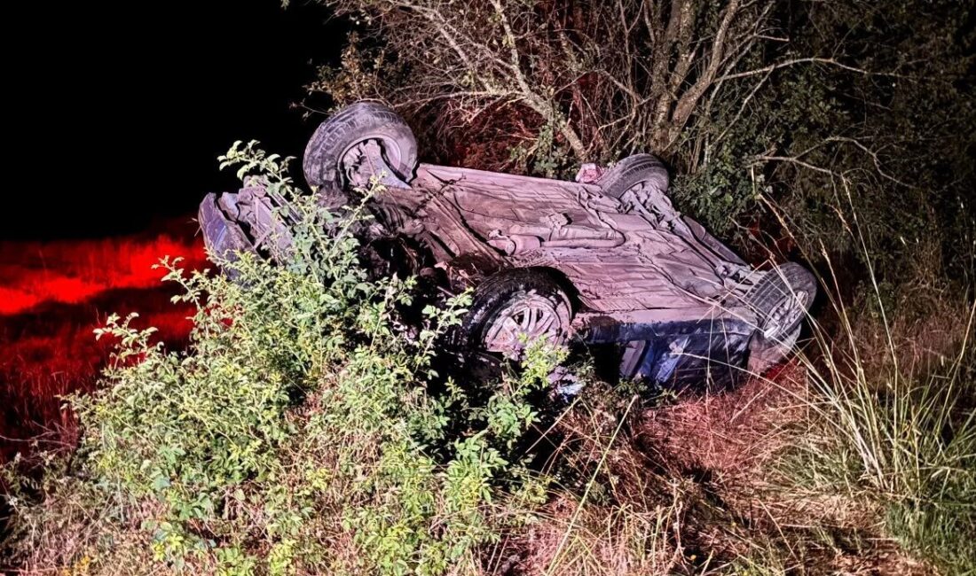 Tavşanlı ilçesinde meydana gelen trafik kazasında otomobil tarlaya uçtu, 2
