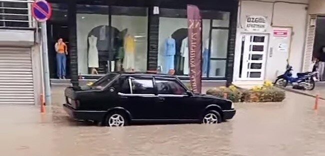 Tavşanlı ilçesinde meydana gelen yoğun yağış, olumsuz etkilere neden oldu.