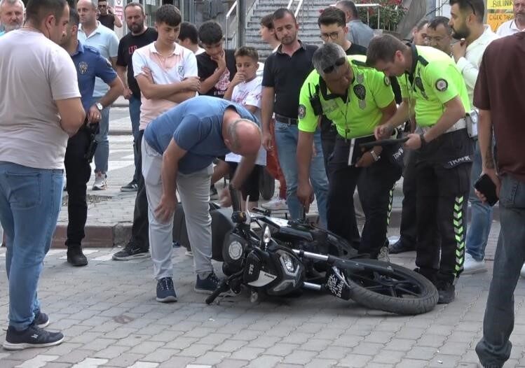 Tavşanlı ilçesinde yaşanan trafik kazasında, bir servis aracı ile motosikletin