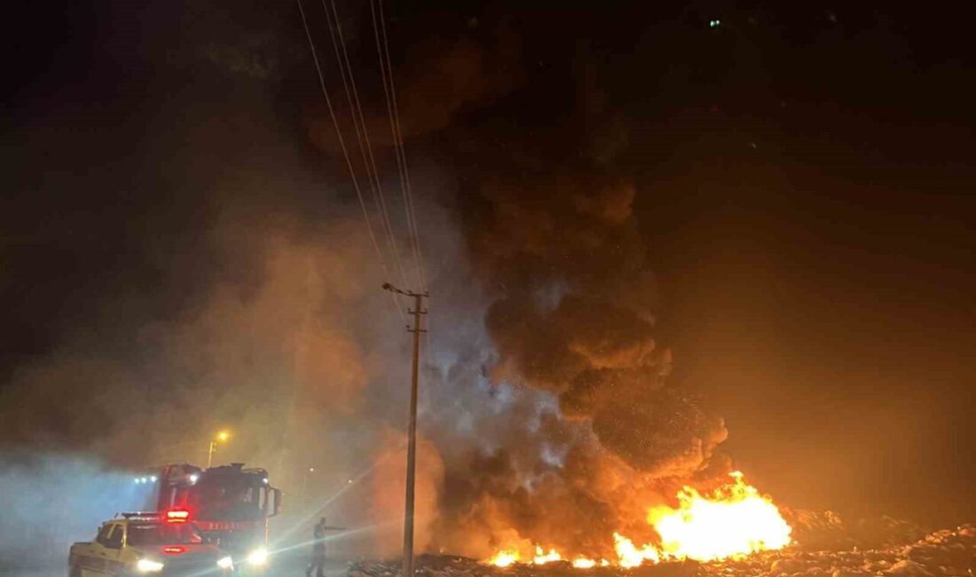 Çorlu ilçesindeki atık döküm alanında gece yarısı başlayan yangın, itfaiye