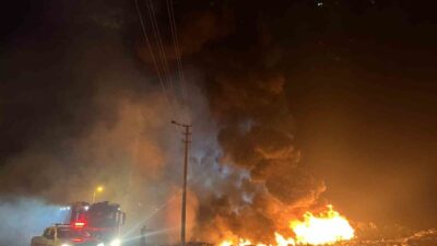 Çorlu ilçesindeki atık döküm alanında gece yarısı başlayan yangın, itfaiye