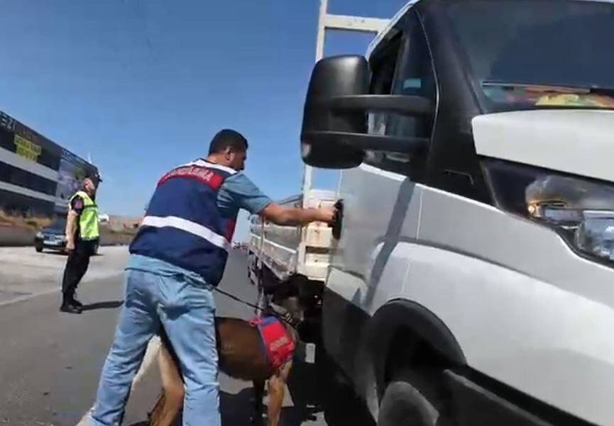 Tekirdağ’ın Ergene ilçesinde Jandarma ekipleri tarafından yürütülen “Dar Sokaklar Huzur