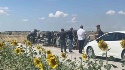 Çorlu ilçesinde çakıl yolda devrilen bir tırın sürücüsü yaralandı. Olay,