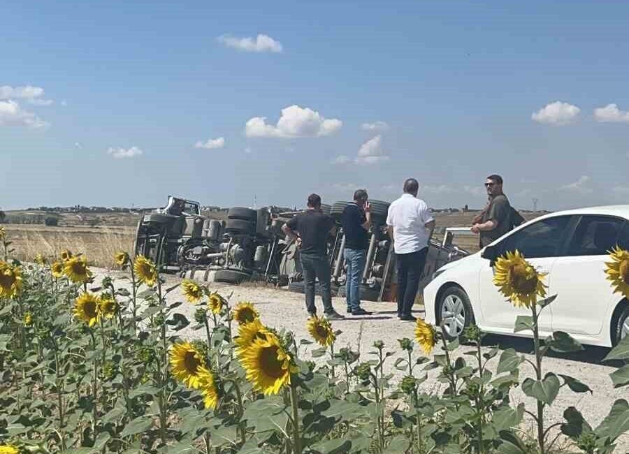 Çorlu ilçesinde çakıl yolda devrilen bir tırın sürücüsü yaralandı. Olay,