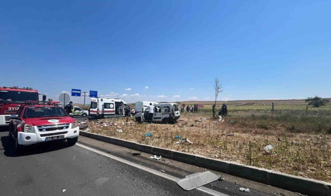 Tekirdağ’ın Hayrabolu ilçesinde meydana gelen trafik kazasında, kamyon ile otomobilin