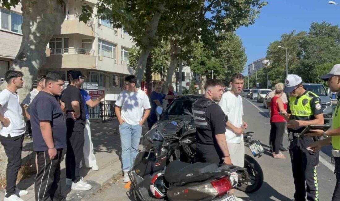 Çorlu ilçesinde, Tekirdağ’da bir otomobil, dönüş yaparken bir motosikletle çarpıştı.
