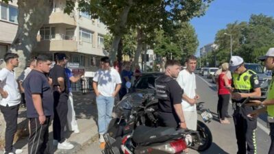 Çorlu ilçesinde, Tekirdağ’da bir otomobil, dönüş yaparken bir motosikletle çarpıştı.