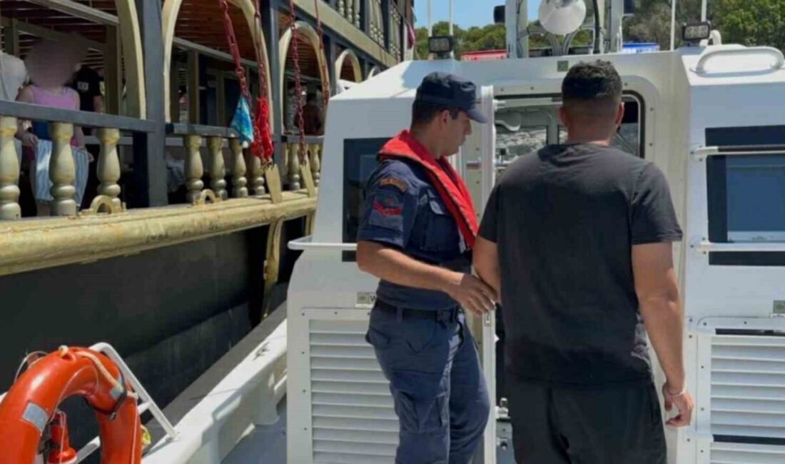 Muğla’nın Fethiye ilçesi açıklarında seyreden bir gezi ve özel tekne,