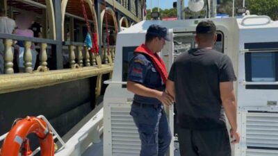 Muğla’nın Fethiye ilçesi açıklarında seyreden bir gezi ve özel tekne,