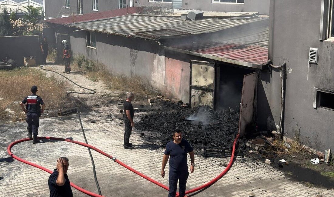 Malatya’daki Organize Sanayi Bölgesi’nde bulunan bir tekstil fabrikasının atık deposunda
