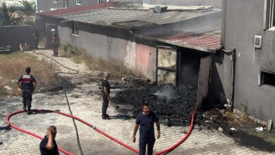Malatya’daki Organize Sanayi Bölgesi’nde bulunan bir tekstil fabrikasının atık deposunda