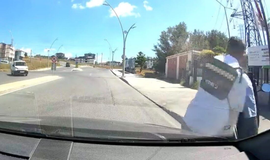 Arnavutköy’de trafiğe seyir halindeyken cep telefonuyla oynayan bir motosiklet sürücüsünü