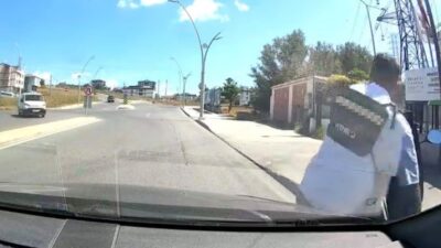 Arnavutköy’de trafiğe seyir halindeyken cep telefonuyla oynayan bir motosiklet sürücüsünü