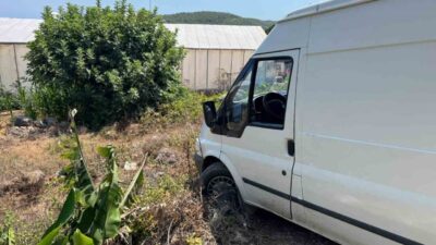 Mersin’in Bozyazı ilçesinde çıkmaz sokaktan dönüş yapan ticari araç yoldan
