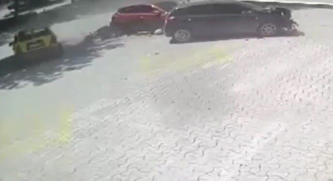 Konya’da bir ticari taksinin kontrolünü kaybetmesi sonucu kaldırımda yürüyen bir