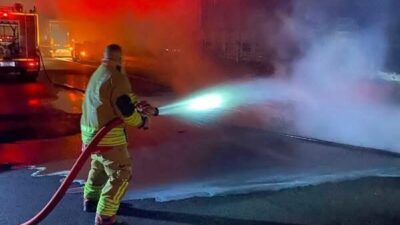 Hatay’da, Osmaniye Organize Sanayi Bölgesi’nde bir tır dorsesinde çıkan yangın,