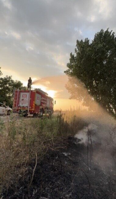 Osmaniye’nin Sakarcalı köyünde bulunan bir tır lastiğinde çıkan yangın, jandarma