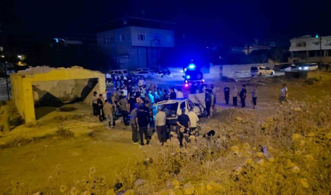 Hatay’da meydana gelen trafik kazasında tırla çarpışan bir otomobilin şarampole