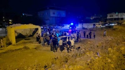 Hatay’da meydana gelen trafik kazasında tırla çarpışan bir otomobilin şarampole