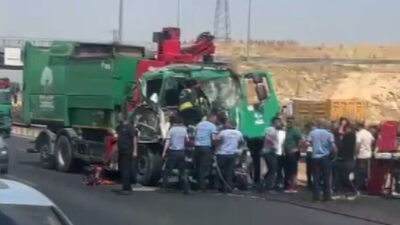 Gaziantep’te, bir çöp kamyonunun arkasına çarpan tırın sürücüsü, araçta sıkışarak