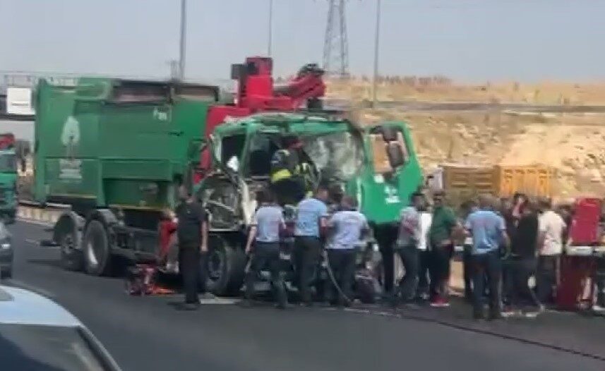 Gaziantep’te, bir çöp kamyonunun arkasına çarpan tırın sürücüsü, araçta sıkışarak