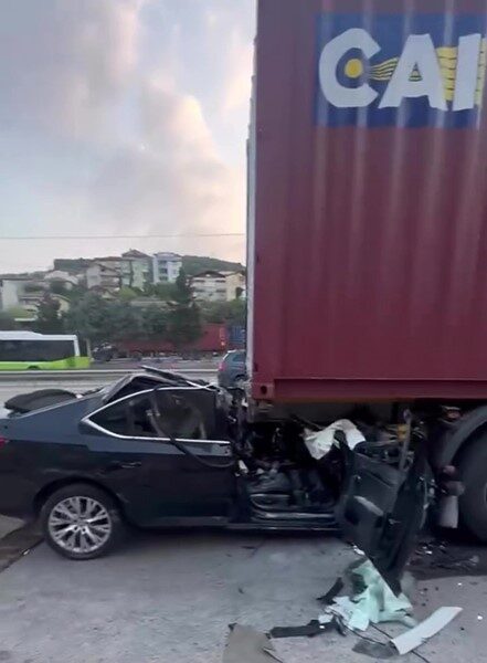 Kocaeli’nde meydana gelen feci bir kazada, D100 Karayolu’nda bir tıra